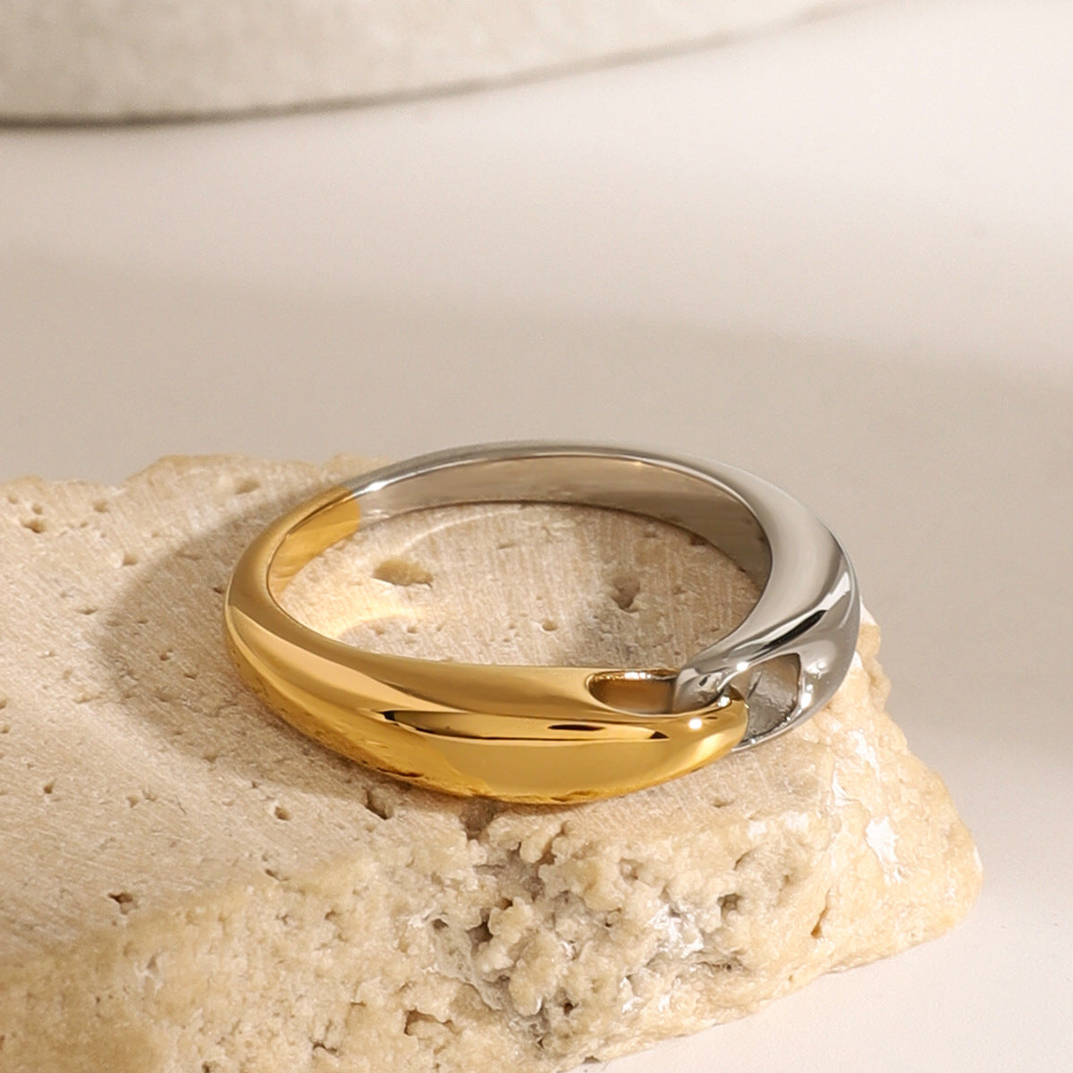 Bold Floral Titanium Steel Ring – Elegant INS-Style Statement Jewelry